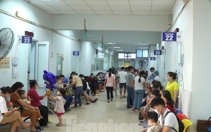 6.000 trẻ đến Bệnh viện Nhi khám mỗi ngày, chủ yếu bệnh đường hô hấp