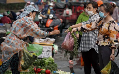 "Bão giá" đánh thẳng vào ví tiền chị em nội trợ: Người thắt lưng buộc bụng, kẻ quay cuồng làm thêm ngoài giờ