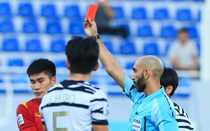U23 Việt Nam suýt mất lợi thế vì trọng tài rút nhầm thẻ phạt cho cầu thủ U23 Hàn Quốc