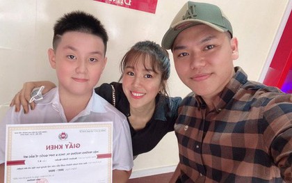 Con trai Lê Phương được nhà trường trao tặng giấy khen: Hành động của bố dượng dưới hội trường gây chú ý