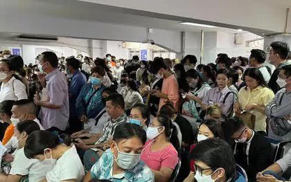Hàng ngàn người ở TP HCM chen chân làm hộ chiếu mẫu mới