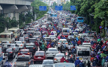 Hà Nội: Mưa trắng trời khiến nhiều tuyến đường ùn tắc, người dân chật vật đi làm sáng