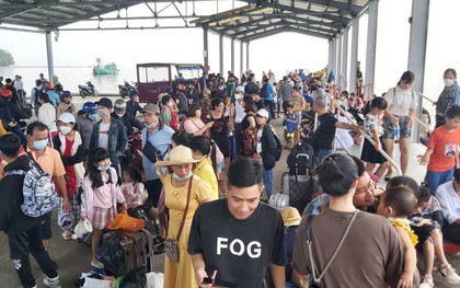 Tàu, phà ra vào Phú Quốc hoạt động trở lại, hành khách chen chân rời đảo