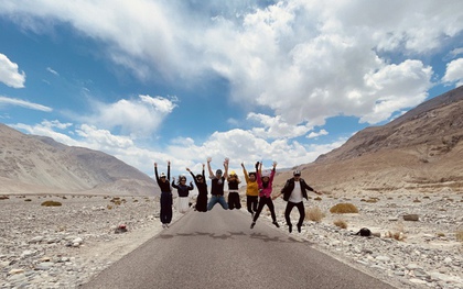 Trải nghiệm khó quên ở Ladakh - Tiểu Tây Tạng của cô gái Việt: Thời tiết lạnh buốt, móng tay và tóc gãy vì khô, shock độ cao khi băng đèo cao nhất thế giới…