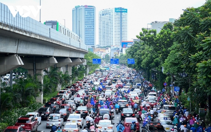 Vì sao Sở GTVT Hà Nội vẫn chưa thể tách riêng làn ô tô trên đường Nguyễn Trãi?