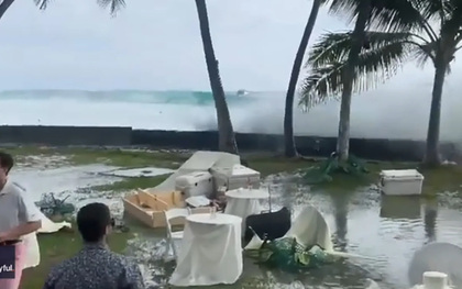 Khoảnh khắc đáng nhớ tại hôn lễ ở Hawaii: Con sóng lớn vô tình "cuốn trôi" bữa tiệc khiến khách mời chạy tán loạn