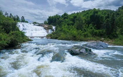 Cùng nhóm bạn đi tắm thác, cô gái trẻ đuối nước tử vong