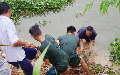 Đi mò trai, người dân phát hiện quả bom "khủng" còn nguyên ngòi nổ