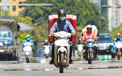 Ảnh, clip: Hà Nội nắng nóng trở lại, mặt đường xuất hiện ảo ảnh, chạm ngưỡng 60 độ C