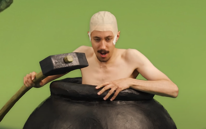 Tự chui vào nồi rồi chơi game bằng "búa" cho giống nhân vật trong trò chơi, nam streamer ức chế