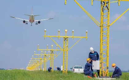 Nhân viên sân bay căng mình làm việc trong cái nóng 60 độ C