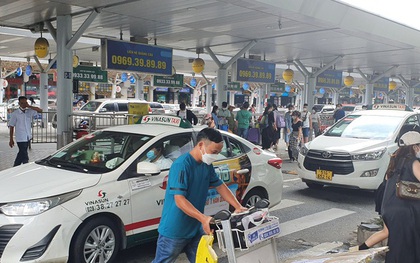 Xe công nghệ ngưng 'leo lầu' đón khách ở nhà xe sân bay Tân Sơn Nhất