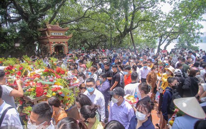 Đông nghẹt người dâng lễ tại Phủ Tây Hồ trong ngày đầu tháng ''cô hồn"