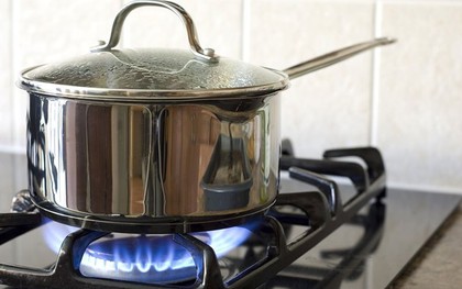Mẹo tránh đen nồi khi dùng bếp ga bà nội trợ nào cũng nên biết