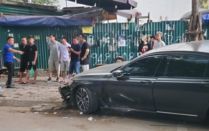 Mercedes-Benz S450 mất lái, tông ô tô BMW và nhiều xe máy ở Hà Nội