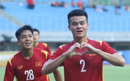 Thủ môn U19 Việt Nam bị thẻ đỏ sau sai lầm ngớ ngẩn của đồng đội, chúng ta thắng đậm nhưng kém vui