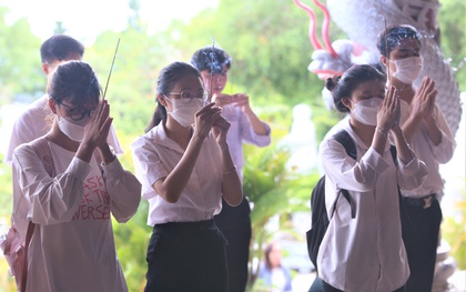 Sĩ tử Đà Nẵng kéo nhau lên chùa Linh Ứng dâng hương trước ngày thi