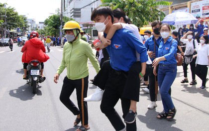 Bị tai nạn gãy chân, nữ sinh được tình nguyện viên cõng vào phòng thi