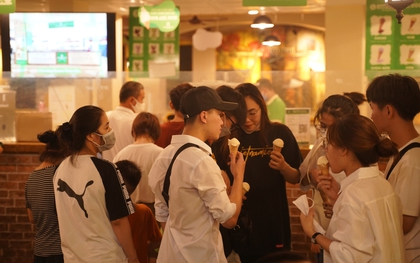 Cuối tuần, giới trẻ Hà Nội rủ nhau đi ăn kem đông nghịt ở những địa điểm trứ danh