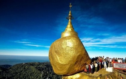 Cận cảnh ngôi chùa ở Myanmar chênh vênh trên mép tảng đá vàng