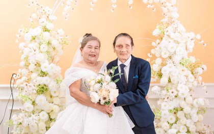Tấm ảnh cưới đầu tiên của cặp vợ chồng già sau 54 năm gắn bó: Ông mù lòa, bà mồ côi và một tình yêu bình dị