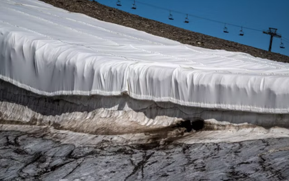 Xác máy bay, 2 bộ hài cốt lộ ra dưới sông băng tan chảy ở Thụy Sĩ