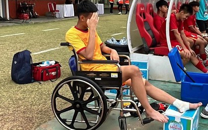 Thủ môn U16 Việt Nam phải ngồi xe lăn sau trận thắng U16 Thái Lan