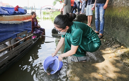 Hàng trăm người dân TP.HCM đến chùa thả cá phóng sinh ngày Vu Lan báo hiếu