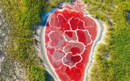 Kinh ngạc hồ nước đỏ thẫm mang hình dáng hệt như một quả tim