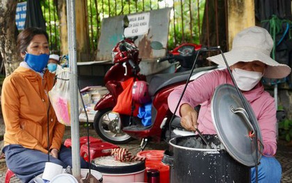 Báo Anh viết về "ông lão xí mà huyền thoại" và món chè đen gây thương nhớ của Hội An