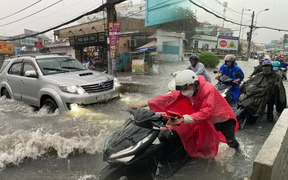 TP.HCM: Mưa lớn kéo dài suốt nhiều giờ gây ngập lụt nghiêm trọng tại các tuyến đường