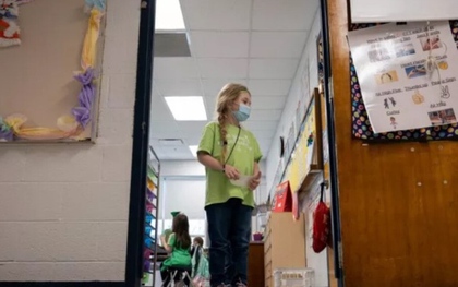 Chia sẻ hình ảnh khóa cửa chống súng cho lớp học, cô giáo gây "bão mạng"