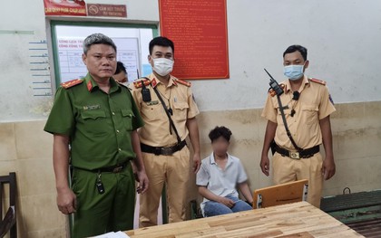 CSGT TP.HCM chạy bộ truy bắt thanh niên 21 tuổi cướp điện thoại