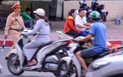 Lái xe máy vô tư đi ngược chiều trước mặt CSGT tại nút giao thông "nóng" Hà Nội