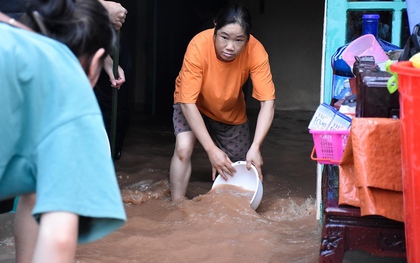 Người dân Quảng Ninh nghẹn giọng kể phút giây chạy nước lũ