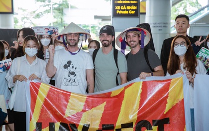Nhóm nhạc quốc tế The Moffatts chính thức đặt chân đến Việt Nam, đội nón lá thân thiện giao lưu với người hâm mộ