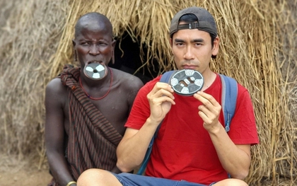 Theo chân blogger Việt khám phá bộ lạc ở châu Phi: Nhiều điều thú vị, trang phục bằng lá cây