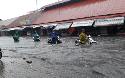 Mới buổi sáng, nhiều tuyến đường TP.HCM biến thành sông, chợ Thủ Đức chìm trong biển nước