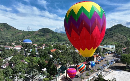 Bay dù lượn, khinh khí cầu, ngủ lều du mục tại Khánh Sơn