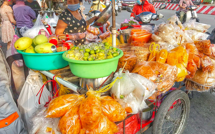 Món bánh tráng phơi sương nổi tiếng tại TP.HCM bỗng trở thành “bánh tráng thị phi”, hàng loạt TikToker tranh cãi là cứng hay mềm, ngon hay không ngon?