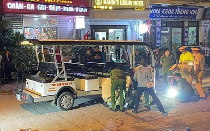 Chạy qua đường ở Sapa, bé gái 5 tuổi bị xe điện du lịch tông tử vong