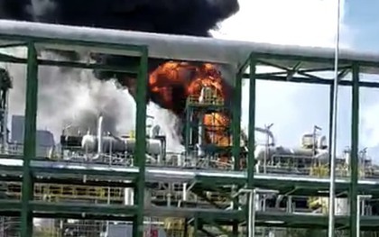 Khói ngùn ngụt, lửa bốc cao tại dự án hóa dầu Long Sơn
