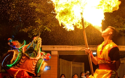 Ảnh: Độc đáo màn múa sư tử, thổi lửa như nghệ sĩ xiếc trong đêm Trung thu của những thanh niên ngoại thành Hà Nội