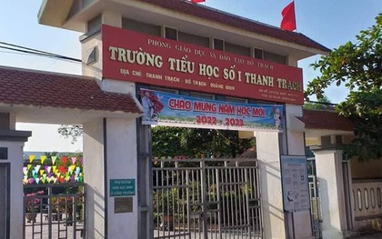 Ngã từ tầng 2 xuống sân trường, một học sinh tiểu học bị gãy cả 2 tay