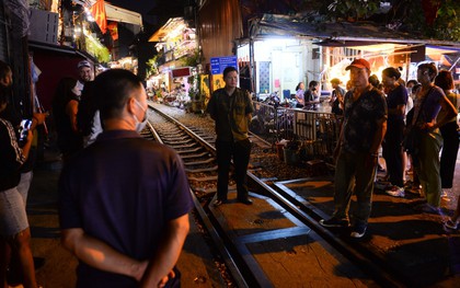 Hà Nội: Dựng rào chắn trong đêm ở phố cafe đường tàu, du khách đứng ngoài quay phim