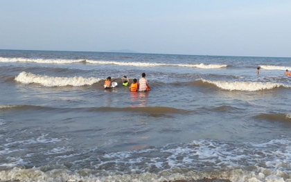 Đi tắm biển cùng 2 con, 1 người đàn ông tử vong