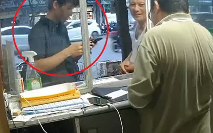 CLIP: Thanh niên cướp 4 thẻ cào mệnh giá 500 ngàn đồng của cụ ông