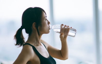 Uống nước sai cách, nữ nhân viên văn phòng bị suy giảm trí nhớ, viêm đường tiết niệu