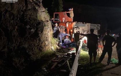 Phú Yên: Xe đầu kéo đâm vào vách đá khiến 2 người thương vong