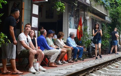 Phố cafe đường tàu ở Hà Nội đóng cửa: Cấm nơi này, du khách tràn nơi khác